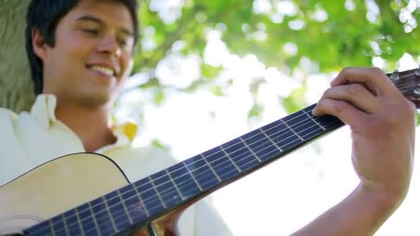 Veselý člověk hraje na kytaru — Stock video