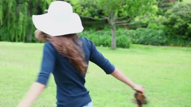 Smiling brunette woman turning — Stock Video