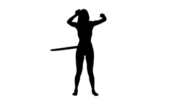 Silhueta de uma mulher usando um arco de hula em câmera lenta — Vídeo de Stock