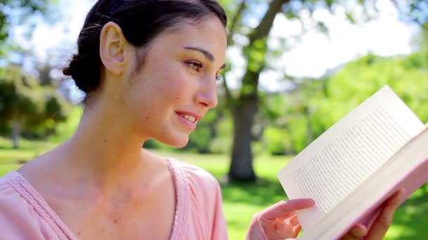 Vreedzame vrouw lezen van een boek — Stockvideo