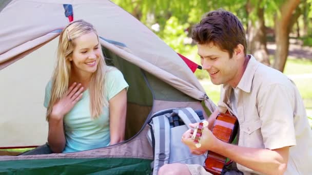 Hombre cantando una canción a su novia — Vídeos de Stock