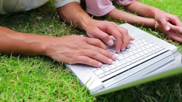 Homem digitando em um laptop — Vídeo de Stock