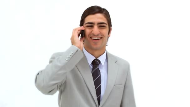 Uomo sorridente utilizzando il suo telefono cellulare — Video Stock