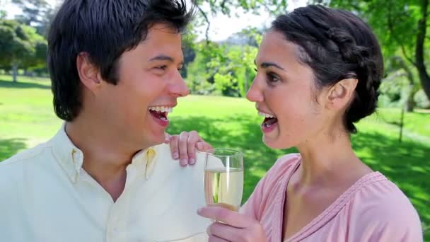 Casal alegre celebrando um evento — Vídeo de Stock