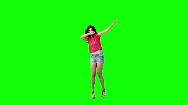Uma mulher excitada está pulando — Vídeo de Stock