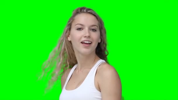 Eine Frau, die ihre Haare zurückwirft und posiert — Stockvideo