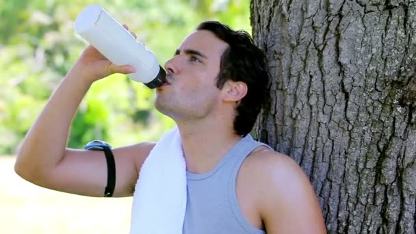 Hombre serio beber agua después de correr — Vídeos de Stock