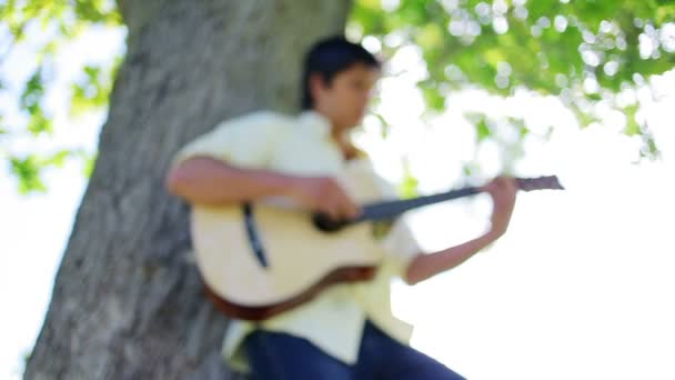 Μελαχρινή άνθρωπος παίζει κιθάρα — Αρχείο Βίντεο