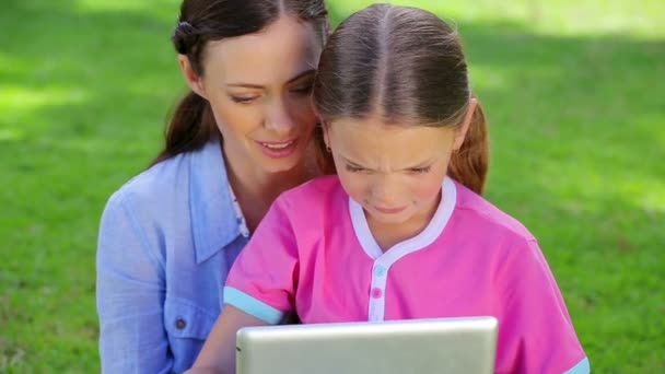 Madre e hija usando tableta — Vídeo de stock