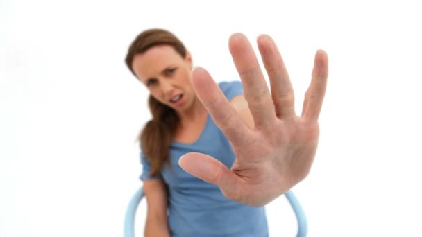 Morena mujer sosteniendo su palma hacia fuera — Vídeo de stock