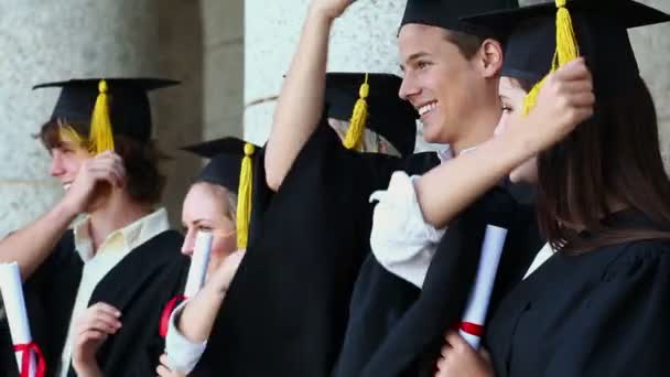 Gelukkig studenten houden hun kwasten — Stockvideo