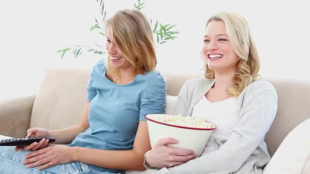 Блондинки смотрят телевизор — стоковое видео
