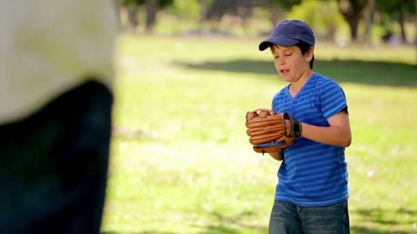 Sorridente ragazzo giocare a baseball mentre in piedi in posizione verticale — Video Stock