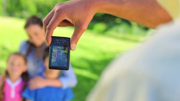 Lachende moeder poseren met haar kinderen — Stockvideo