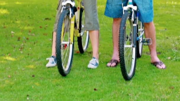 Пара на велосипедах — стоковое видео