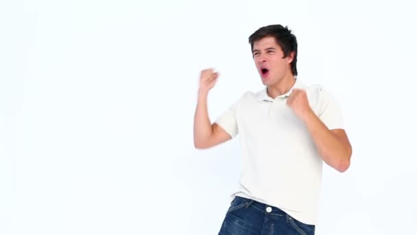 Homem feliz levantando o braço e gritando — Vídeo de Stock