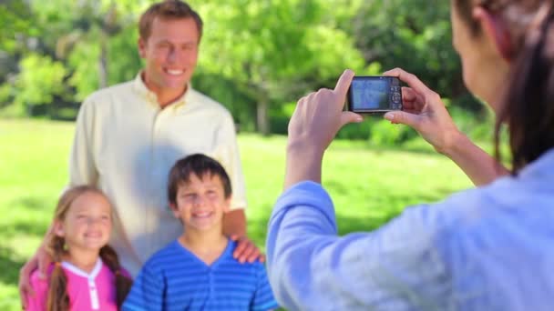 Sonriente padre de pie con sus hijos — Vídeos de Stock