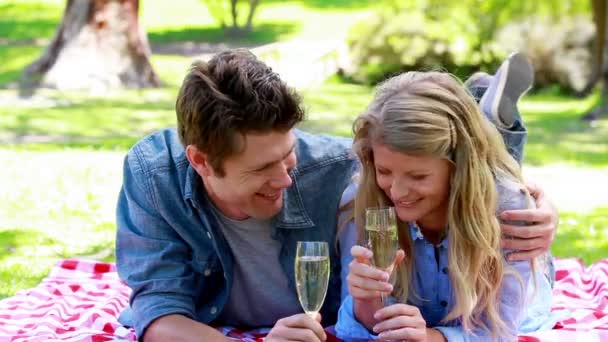 Пара тримає келих шампанського — стокове відео