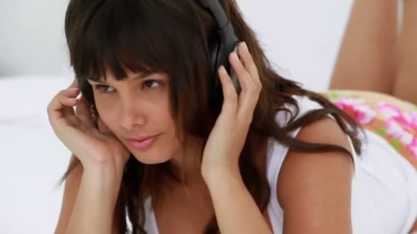 Мирная молодая женщина слушает музыку — стоковое видео