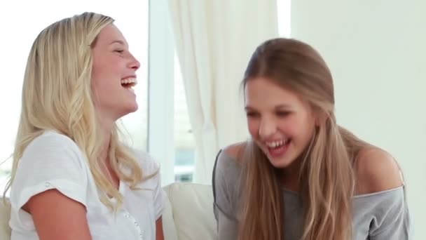 Dos amigos sonrientes hablando entre sí — Vídeos de Stock