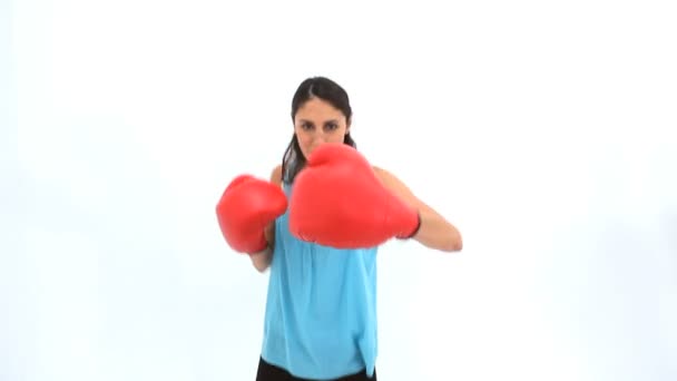 Brunette portant des gants de boîte — Video