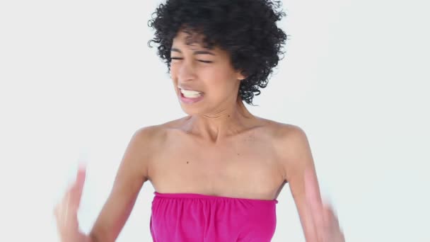 Mulher de cabelos crespos agarrando seu cabelo — Vídeo de Stock