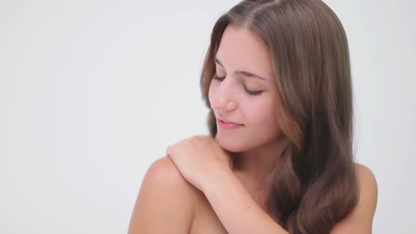 Mulher morena alegre massageando seu ombro — Vídeo de Stock