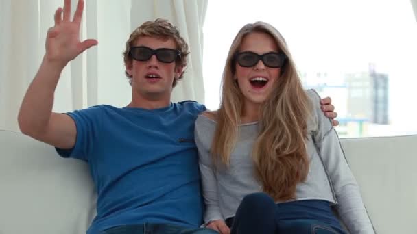 Casal alegre vestindo óculos 3D enquanto brincam juntos — Vídeo de Stock