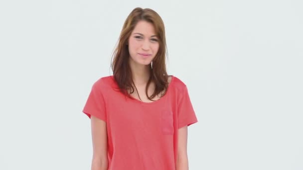Uśmiechnięta brunetka włosy kobiety stojącej — Wideo stockowe