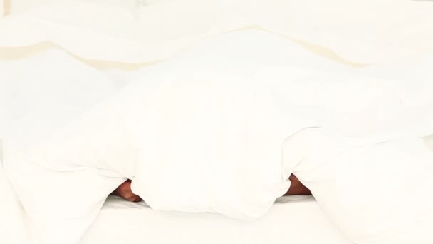 女人隐藏在毛毯下 — 图库视频影像