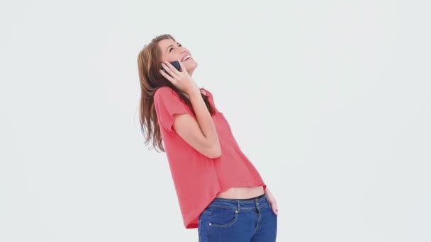 Brunette donkerharige vrouw lachen op de telefoon — Stockvideo