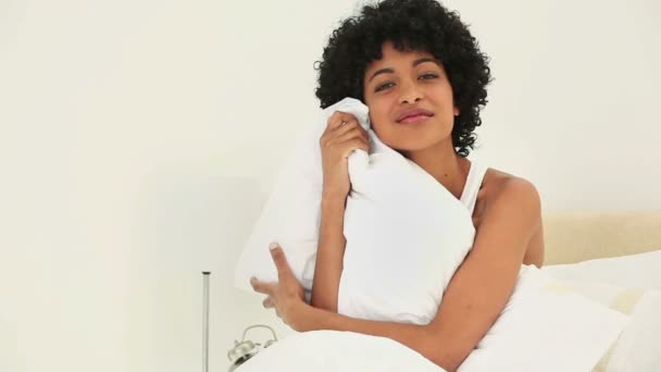 Mujer de pelo negro sosteniendo su almohada — Vídeos de Stock