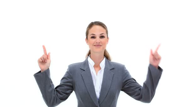 Mujer de negocios rubia señalando sus dedos hacia arriba — Vídeo de stock
