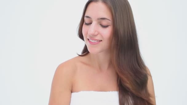Усміхнена жінка чистить її довге волосся — стокове відео