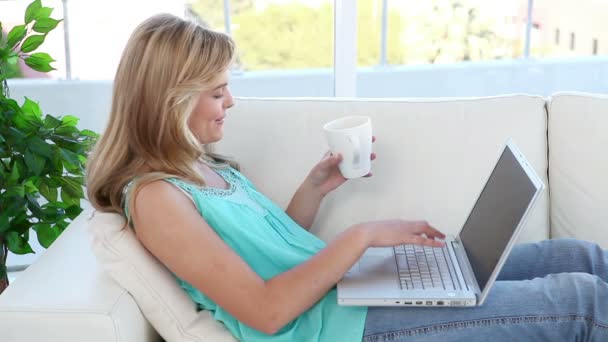 Mulher loira usando seu laptop — Vídeo de Stock