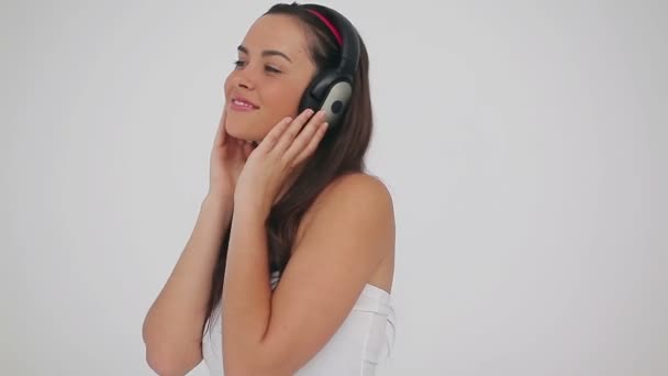 Mujer pacífica usando sus auriculares — Vídeos de Stock