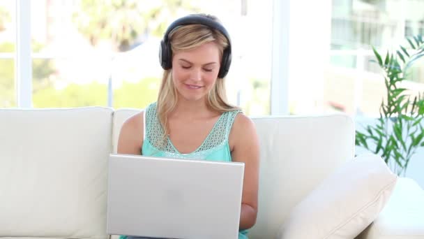 Rubia sonriente usando un portátil — Vídeos de Stock