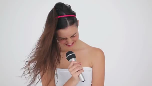 Donna felice scuotendo i capelli mentre canta — Video Stock