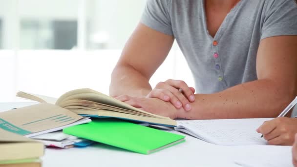 Estudiantes sentados juntos mientras estudian — Vídeos de Stock