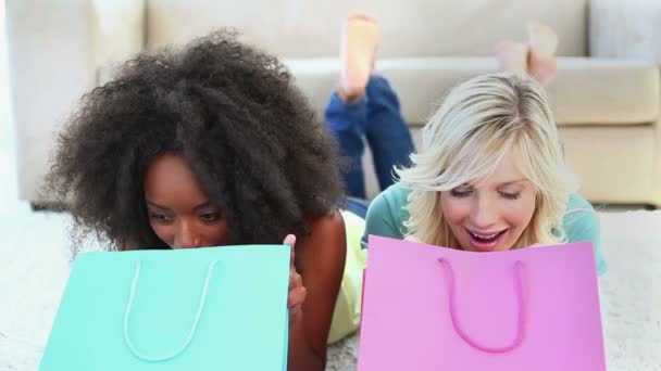Vrienden op zoek naar shopping tassen — Stockvideo