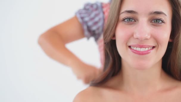 Mulher feliz sentada enquanto seu cabelo está sendo escovado — Vídeo de Stock