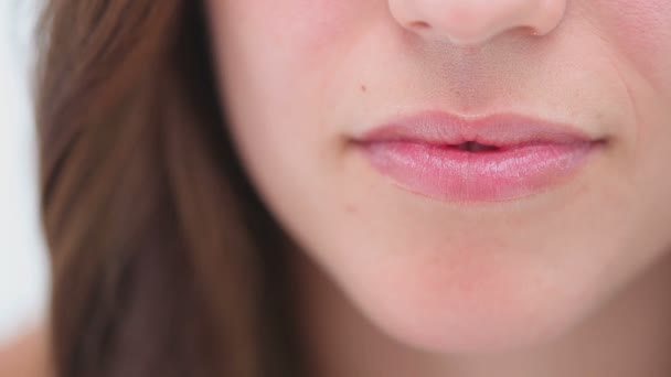 Primer plano de una mujer sonriendo — Vídeo de stock