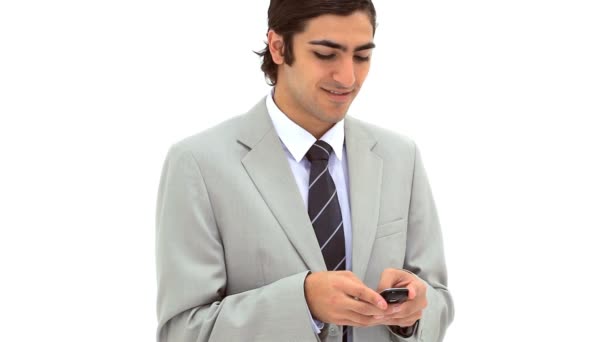 Homem de negócios sorrindo mensagens de texto em seu telefone celular — Vídeo de Stock