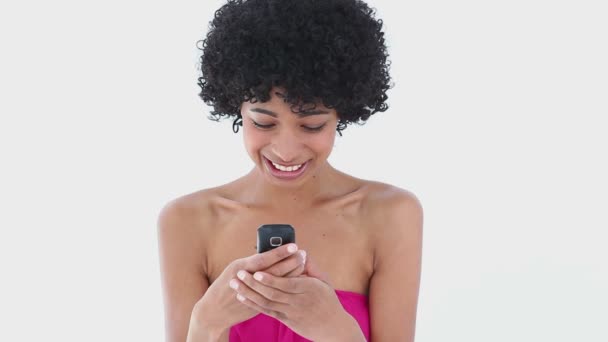 Mujer sonriente usando su teléfono móvil — Vídeo de stock