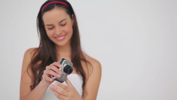 Lächelnde Brünette, die sich selbst im Bild nimmt — Stockvideo