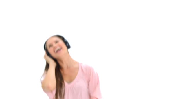 ヘッドフォンでの女性は踊るとジャンプ — ストック動画