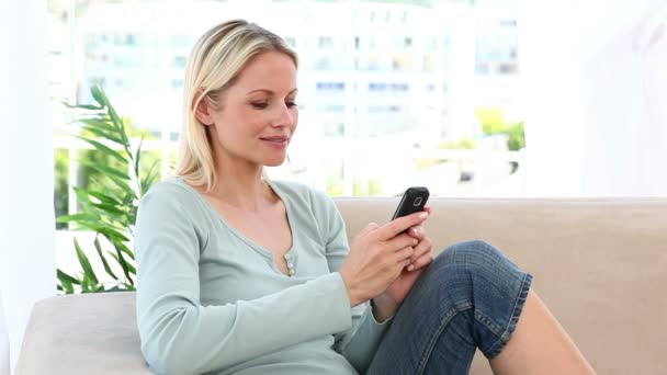 Woman holding a cellphone — Stock Video