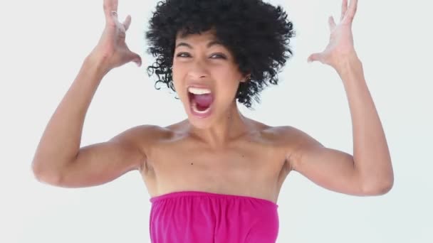 Женщина с кудрявыми волосами кричит — стоковое видео