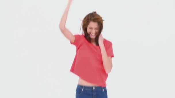 Hermosa mujer saltando y levantando los brazos — Vídeos de Stock