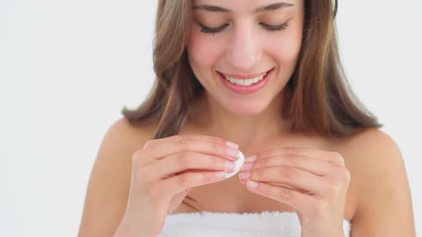 Mulher feliz esfregando uma bola de algodão em suas unhas — Vídeo de Stock